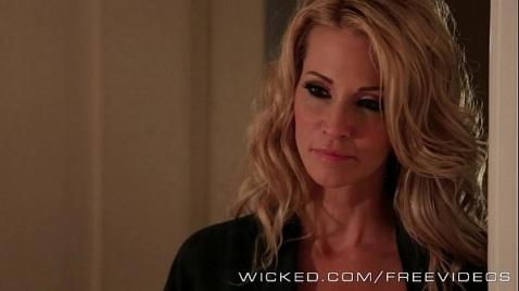 Мать соблазнила сына и довела до оргазма