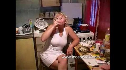 Мать на кухне скачет на хуе сына