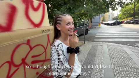 Девушка стоит в центре города и снимается на секс