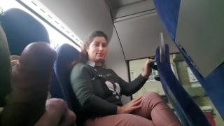 Зрелая мамочка сосет член сидя в машине
