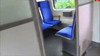 Парнишка трахает рукой свою жопастую жену