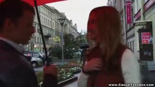 Красивая темноволосая секретарша делает минет начальнику в офисе