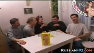 Толпа парней устроили рыжей телке групповой горячий трах