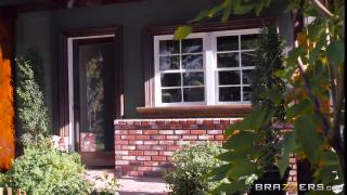 Парнишка кончил возбужденной подружке внутрь после бурного сношения