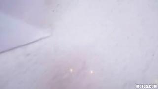 Белокурая сучка скачет на мощном члене любовника нежно стоная во время секса