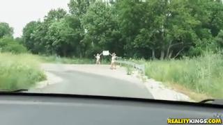 Девушка дрочит вагину искусственным членом лежа на столе