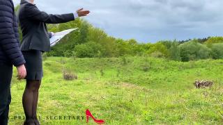 Бизнес вумен нагнули раком и трахнули в лесу