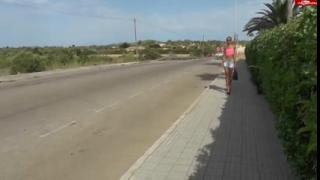 Трахает в позе раком свою зрелую соседку