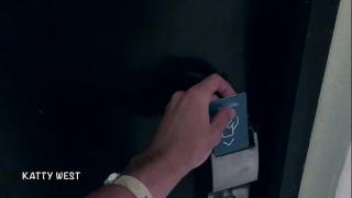 Самец ебет в лесу юную барышню