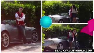 Чувак трахает двух зрелых дамочек