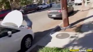 Брюнетка на кровати имеет жаркий секс с лысым парнем