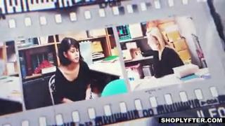Очкастая сучка жестко мастурбирует новой секс игрушкой