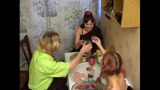 Глубоко заглатывает член