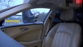 Темноволосая девушка отдалась амбалу в позе раком