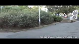 Лижет волосатую письку своей подруге