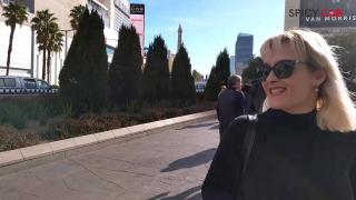 Познакомился с девкой на улице и привёл поебаться