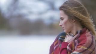 Чернявая сучка дрочит письку большим самотыком