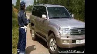 Инспектор ДПС попытался трахнуть нарушительницу