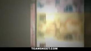 Бабенка развела на секс приятеля мужа