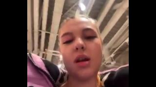Юная девченка пришла домой и стала переодеваться