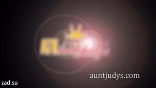 Толстуха мастурбирует на кровати