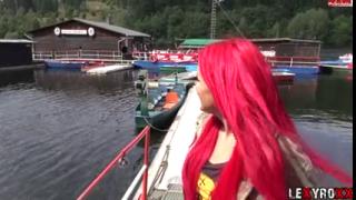 Приятель с девушкой занимаются сексом на природе