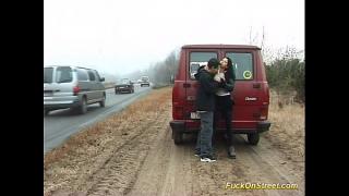 Секс с красивой попутчицей на обочине трассы